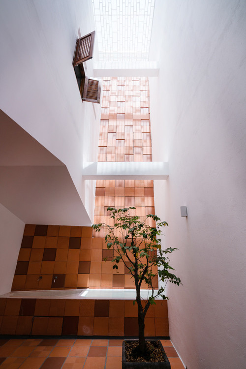 Các tầng được cắt sàn tạo giếng trời lấy ánh sáng và thông gió.