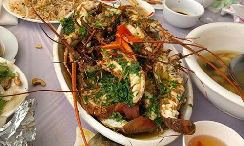 Thực đơn trong đám cưới có tới 15 món ăn sang trọng. Đặc sản tôm hùm thường có giá từ 500.000 - 2 triệu đồng/kg. Ảnh: FB Nguyễn Thanh Đạt.