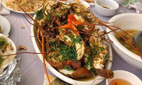 Thực đơn trong đám cưới có tới 15 món ăn sang trọng. Đặc sản tôm hùm thường có giá từ 500.000 - 2 triệu đồng/kg. Ảnh: FB Nguyễn Thanh Đạt.