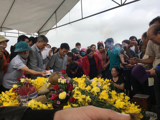 Nhiều người còn dùng tiền, vé số và cả tay sờ vào "rắn thần" để cầu may