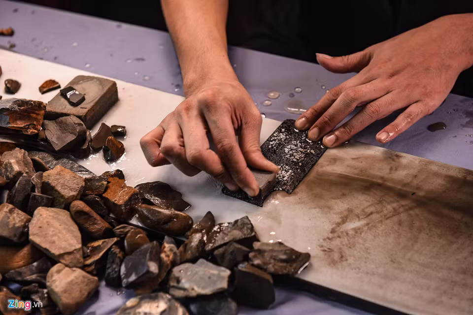 Sau mỗi quá trình, từng tác phẩm phải được hong khô một ngày mới có thể tiếp tục sản xuất. Quá trình mài và đánh bóng đòi hỏi nghệ nhân phải tập trung cao độ để tác phẩm được ra hình như mong muốn.