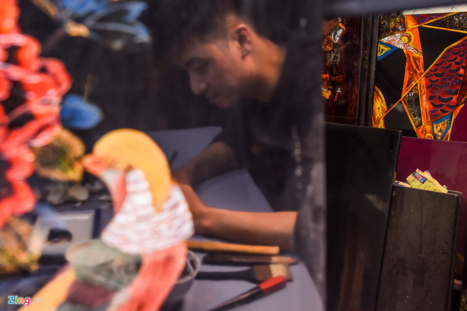 Thách thức cho mỗi nghệ sĩ là với cùng một thiết kế nhưng mỗi người sẽ có một cái nhìn khác nhau. Tất cả chúng được làm bằng tay và sử dụng vật liệu tự nhiên như sơn mài từ cây sơn mài, bột màu từ quặng kim loại. Do đó, mỗi sản phẩm sẽ là duy nhất.