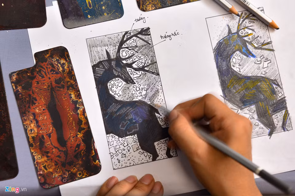 Thời gian làm ra mỗi chiếc ốp này mất khoảng 2 tuần và trải qua 15 công đoạn để có thể hoàn thiện. Quá trình sản xuất bắt đầu từ việc lên ý tưởng và thiết kế. Chị Hương - người thiết kế hình vẽ chia sẻ.