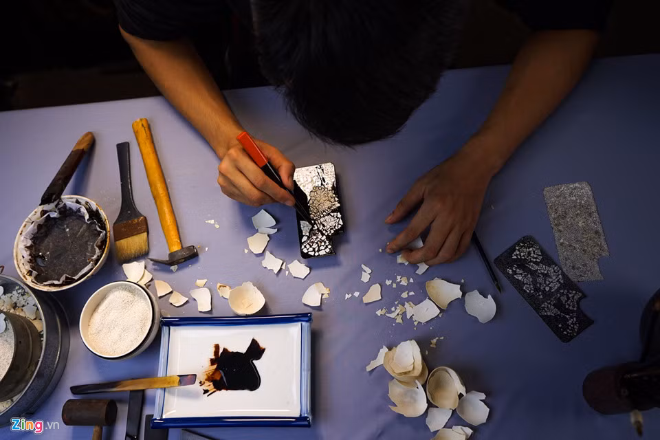 Từng mảnh vỏ trứng được khéo léo đặt lên lớp sơn.