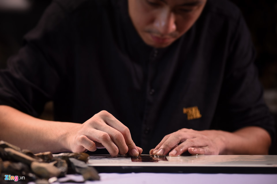 Đá gan gà, tóc rối hay than củi được sử dụng để mài và đánh bóng sản phẩm.