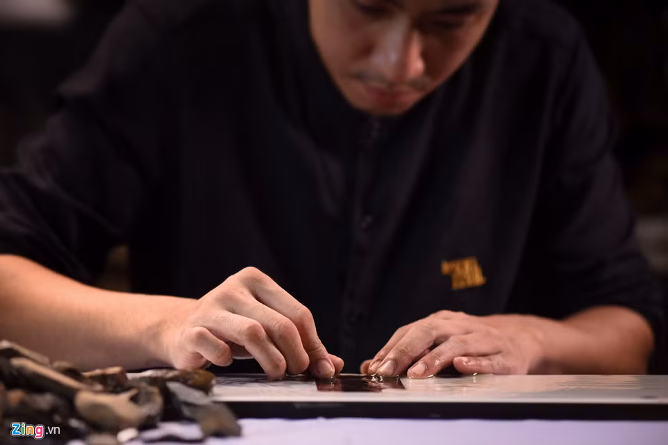 Đá gan gà, tóc rối hay than củi được sử dụng để mài và đánh bóng sản phẩm.