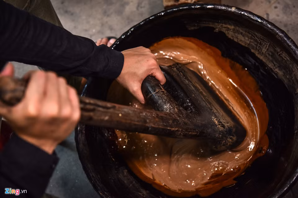 Để sơn được mịn và có thể trải mỏng trên ốp điện thoại thì phải khuấy liên tục trong 3 ngày, mỗi ngày 8 tiếng.