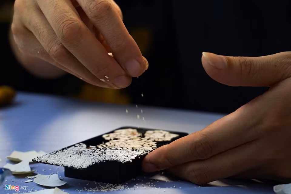 Nghệ nhân có thể sử dụng vỏ trứng nghiền nát lá vàng, bạc nguyên chất để dát lên ốp.