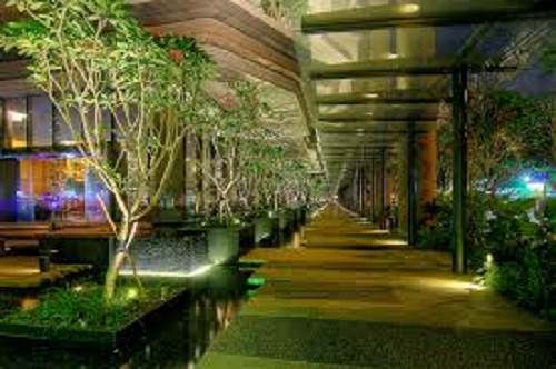 Các tấm gương phản chiếu trên trần nhà, tường giúp ánh sáng tự nhiên xuyên vào bên trong.