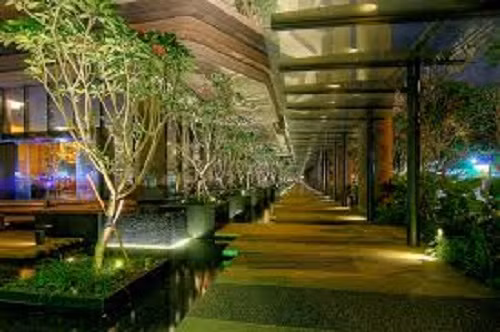 Các tấm gương phản chiếu trên trần nhà, tường giúp ánh sáng tự nhiên xuyên vào bên trong.