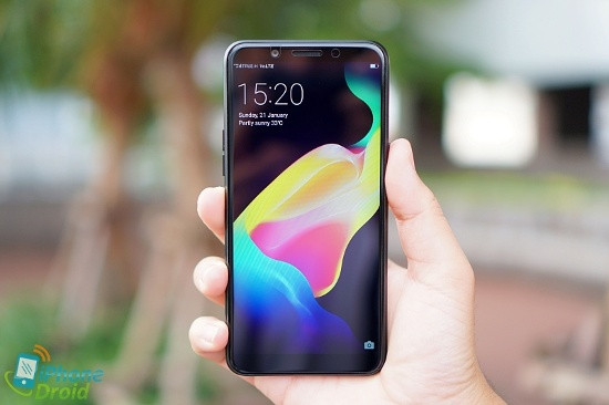 Oppo A83 (4.99 triệu): So với các đối thủ ở trên, Oppo A83 có giá khá cao nhưng máy lại có thiết kế vỏ nhựa nguyên khối. Nó có ưu điểm giúp thiết bị nhẹ, gọn với mặt lưng ôm cong ở các cạnh với độ hoàn thiện tốt, nhưng có nhược điểm là dễ trầy làm giảm tính thẩm mỹ nên phải sử dụng ốp bảo vệ.
