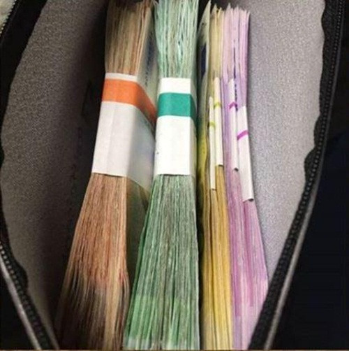 Trong ví tiền phải dày cộp thế này.