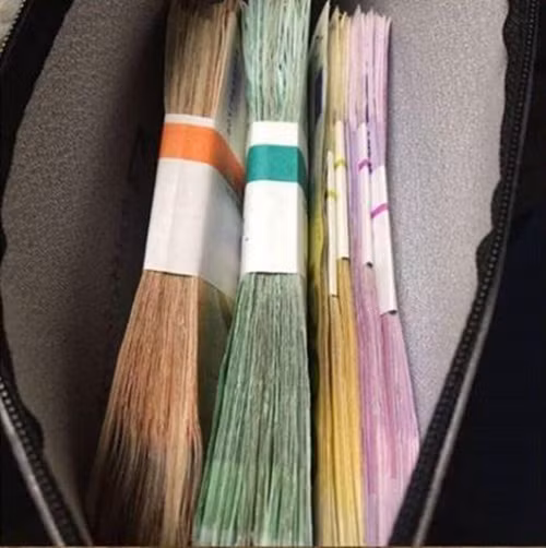 Trong ví tiền phải dày cộp thế này.