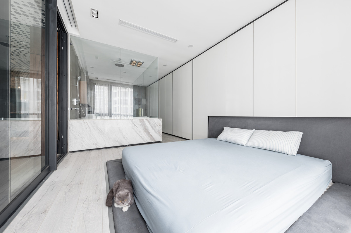 Trong phòng ngủ có phòng tắm lớn sang trọng.