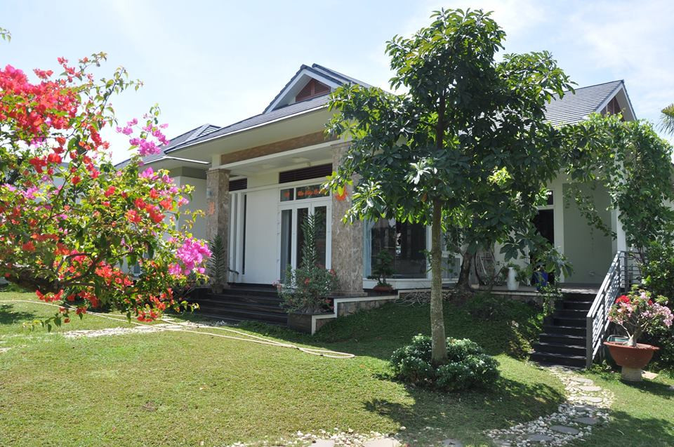 Sân cỏ giúp tạo mảng xanh thay thế gạch.