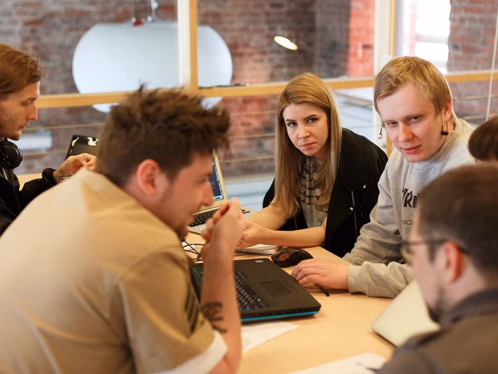 11. Bạn không còn được tham gia vào các quyết định quan trọng Không còn được tham gia vào các quyết định quan trọng đồng nghĩa với việc sếp không còn đánh giá cao giá trị các ý kiến của bạn, Kerr cảnh báo.