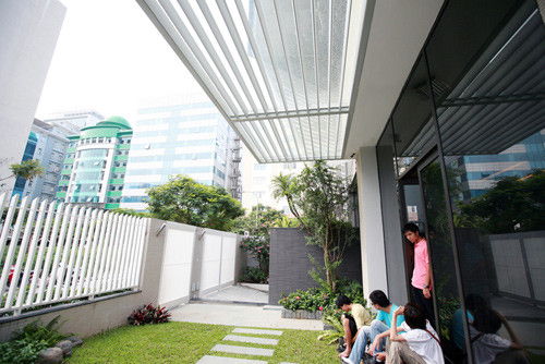 Diện tích đất 350 m2 nhưng gia chủ xây dựng trên diện tích mặt sàn 170 m2. Nhờ đó, biệt thự mái vòm thông thoáng ở mọi mặt.