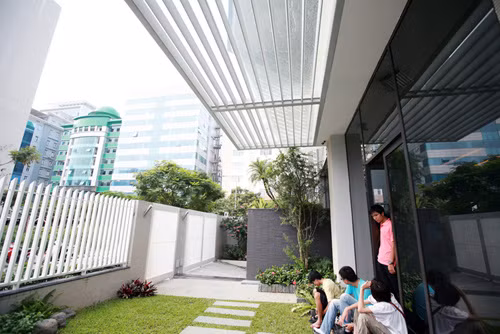 Diện tích đất 350 m2 nhưng gia chủ xây dựng trên diện tích mặt sàn 170 m2. Nhờ đó, biệt thự mái vòm thông thoáng ở mọi mặt.