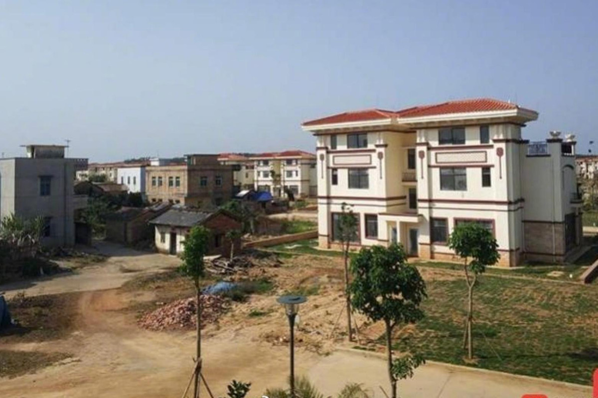 Mỗi biệt thự rộng 280m2, có 5 phòng ngủ, hai phòng khách, nhà để xe và một khu vườn nhỏ. Ảnh: Weibo.