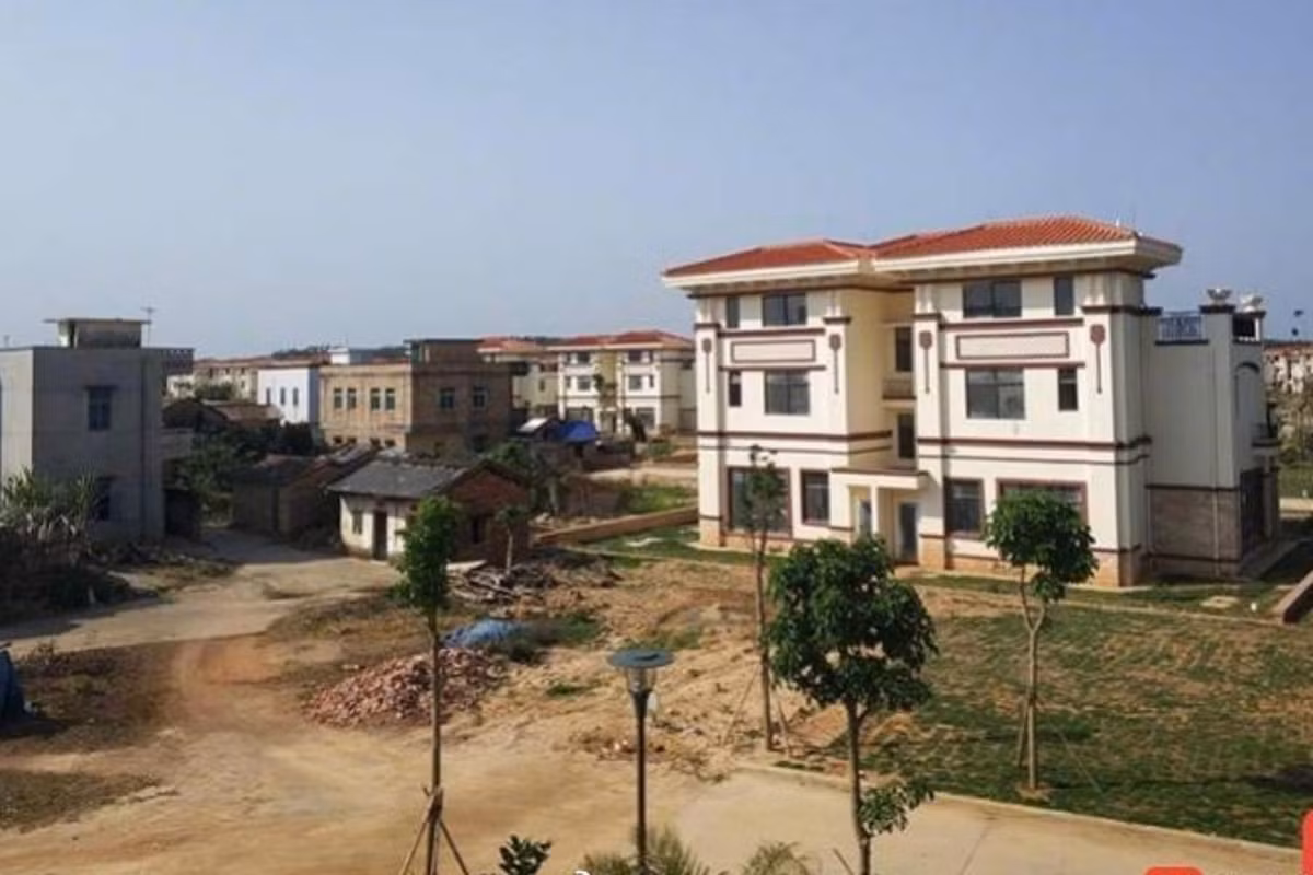 Mỗi biệt thự rộng 280m2, có 5 phòng ngủ, hai phòng khách, nhà để xe và một khu vườn nhỏ. Ảnh: Weibo.