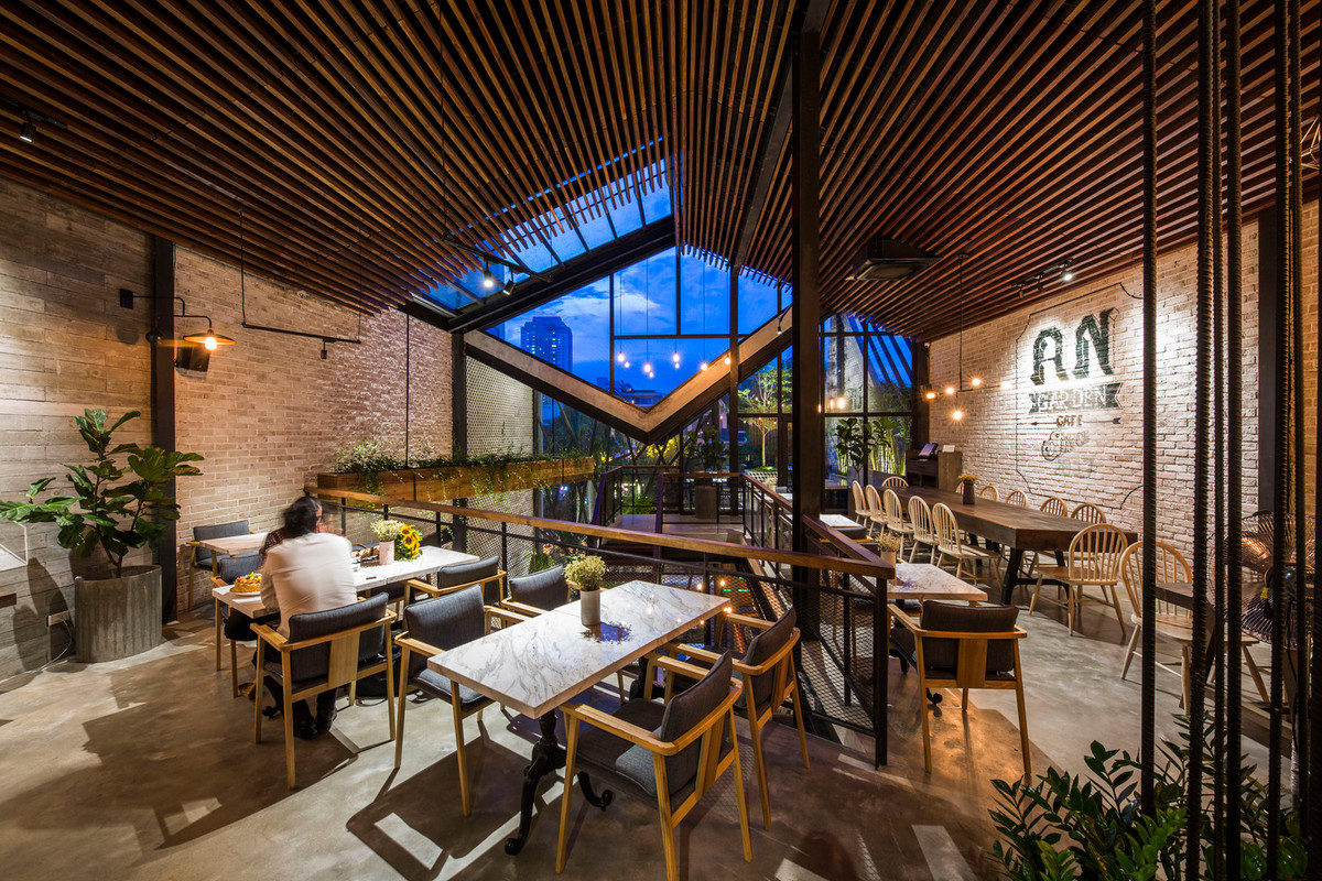 Cửa kính lớn tận dụng tối đa để tạo không gian mở.