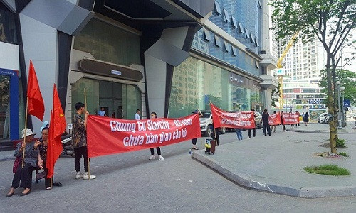 Cư dân Stacity căng băng rôn với nội dung tố cáo hàng loạt sai phạm của chủ đầu tư.