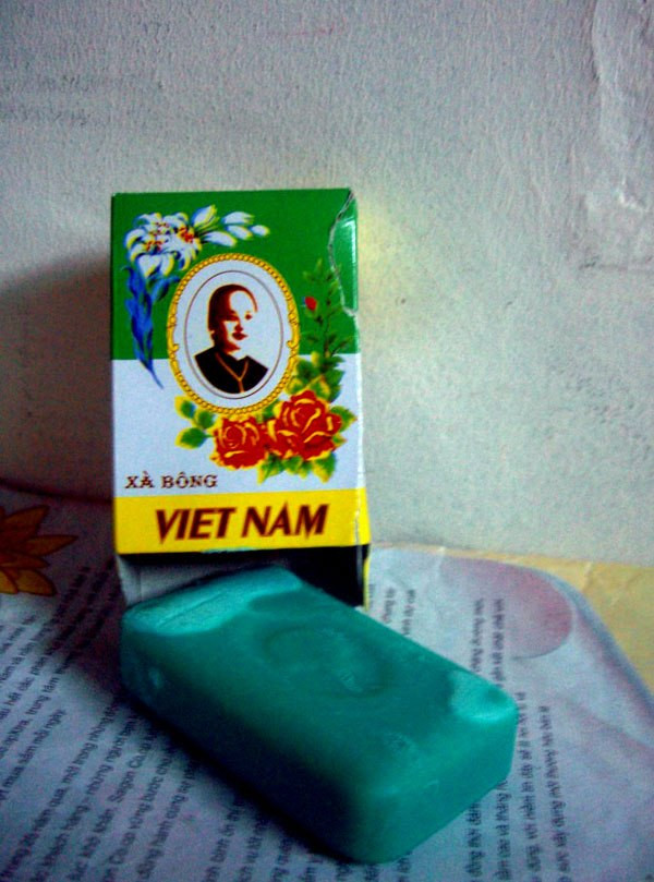 Thực tế, tên gọi chính thức của sản phẩm này là xà bông Việt Nam. Người dân quen gọi là xà bông Cô Ba do trên hộp giấy của sản phẩm in hình một người phụ nữ búi tóc đặc trưng Việt Nam. Ảnh: Nguoiviet.