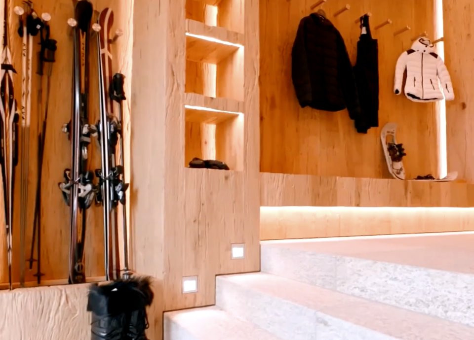 Bên trong biệt thự dưới lòng đất còn có spa chờ đợi sau một ngày trượt tuyết dài.