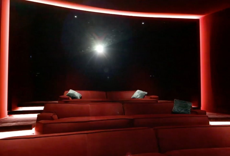 Tuy nhiên, khi xuống cầu thang, một phong cách xa hoa thực sự hiện hữu. Các tiện nghi dưới tầng hầm bao gồm một rạp chiếu phim với giường nằm.