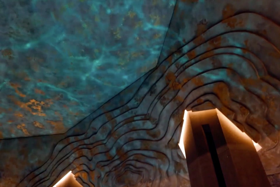 Khi bơi, khách có thể chiêm ngưỡng tác phẩm nghệ thuật đậm chất Venice trên trần nhà.