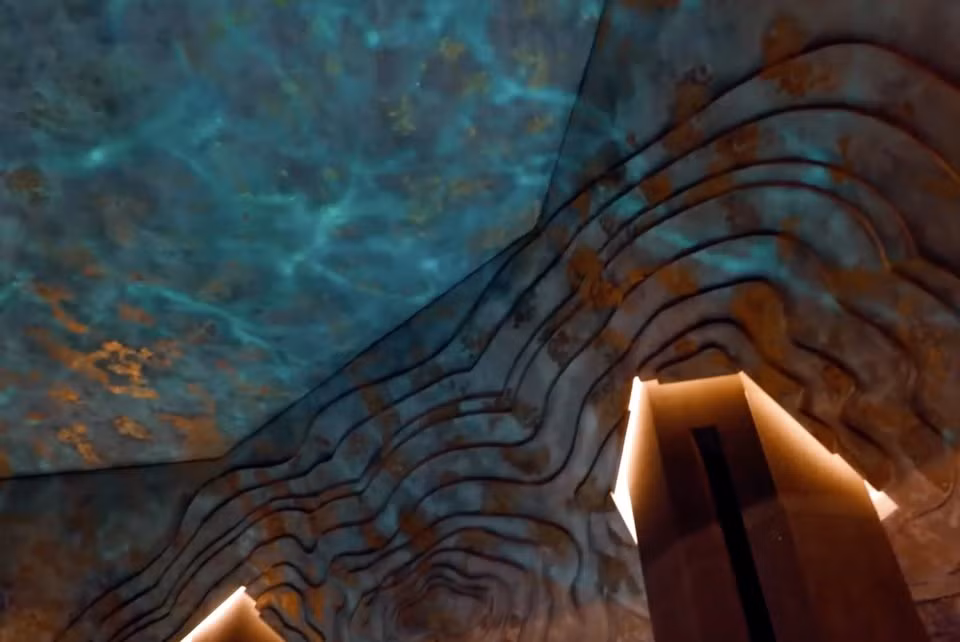 Khi bơi, khách có thể chiêm ngưỡng tác phẩm nghệ thuật đậm chất Venice trên trần nhà.