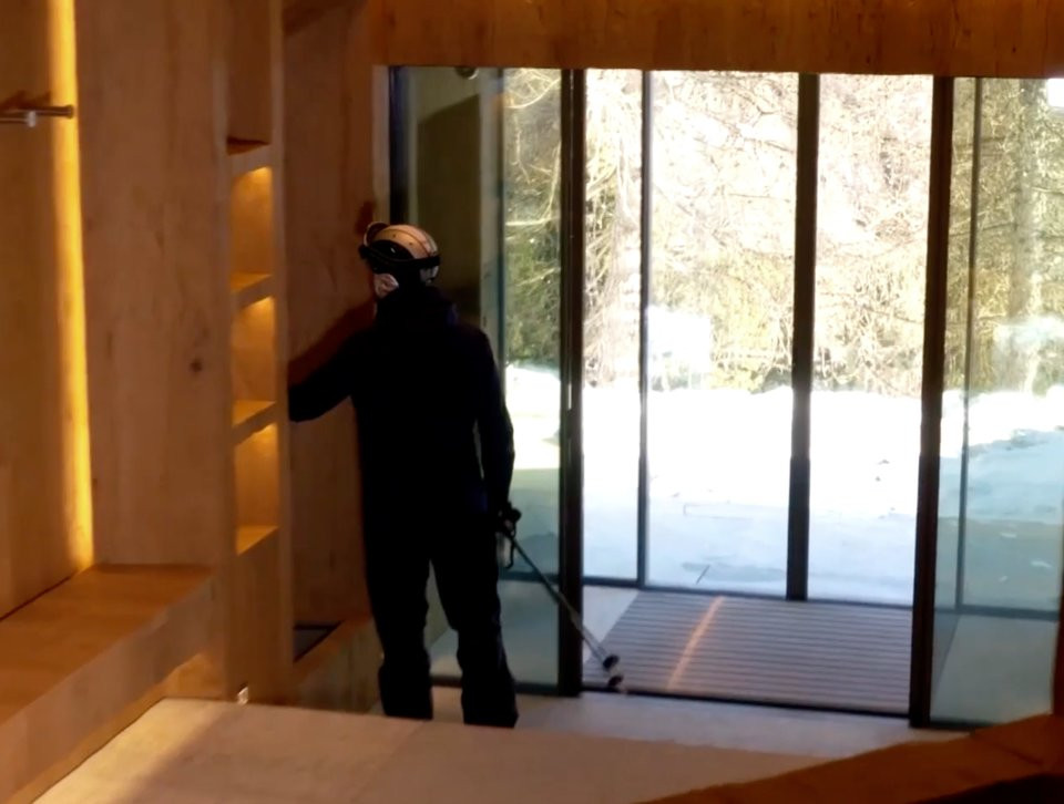 Đặc biệt, căn nhà còn có khu trượt tuyết riêng.