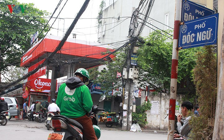 Cửa hàng xăng dầu trên đường Đốc Ngữ, gần hai bệnh viện lớn, hệ thống dây điện chằng chịt.