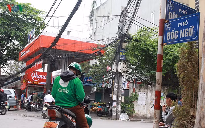 Cửa hàng xăng dầu trên đường Đốc Ngữ, gần hai bệnh viện lớn, hệ thống dây điện chằng chịt.