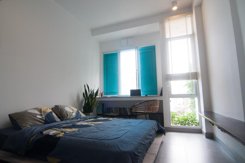 Phòng ngủ phủ một lớp màu xanh dễ chịu của chăn ga, gối xua tan cái nắng nóng gay gắt ở Sài Gòn. Nguồn ảnh: Khoa Huu.