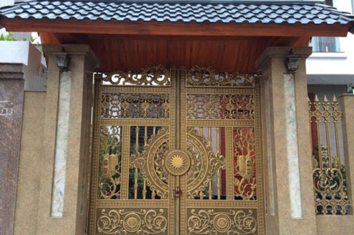 Cổng nhôm đúc có mái che, với thiết kế họa tiết cầu kỳ. Ảnh: Infonet.