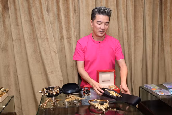 Bộ phụ kiện cá sấu nạm vàng đắt đỏ. Ảnh: Damvinhung.