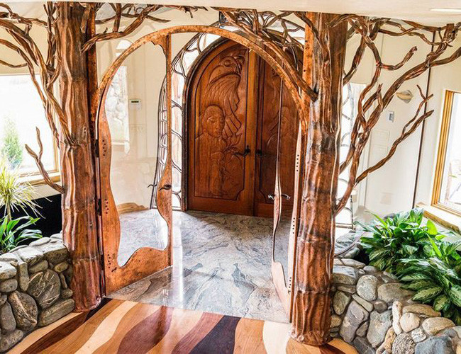 Bước vào ngôi nhà là tiền sảnh với sàn lát đá granite và trần nhà lát gạch màu xanh