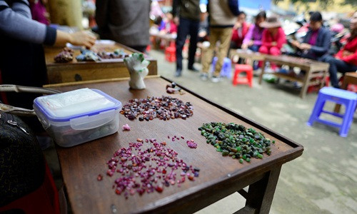 Cả khu chợ có khoảng ba bốn chục sạp hàng. Mỗi gian hàng rộng chưa đến 1,2 m. Ảnh: Zing.