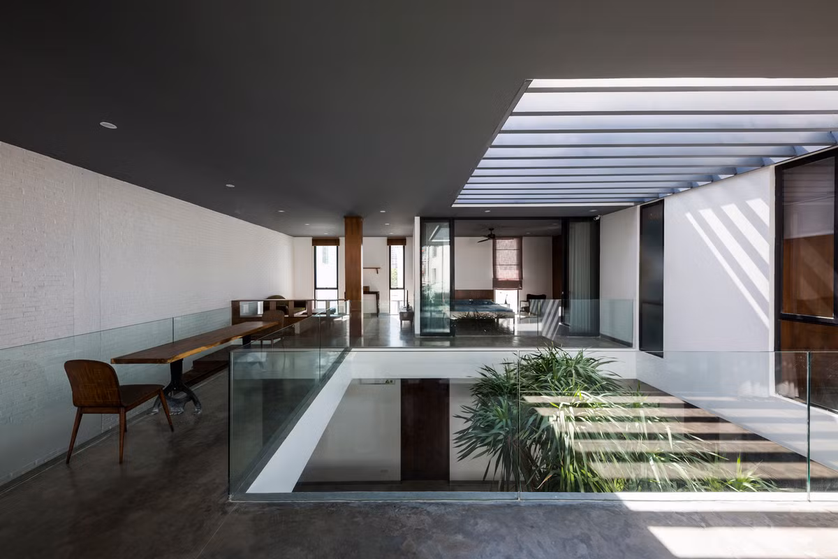 Giếng trời rộng sử dụng lan can kính sang trọng.