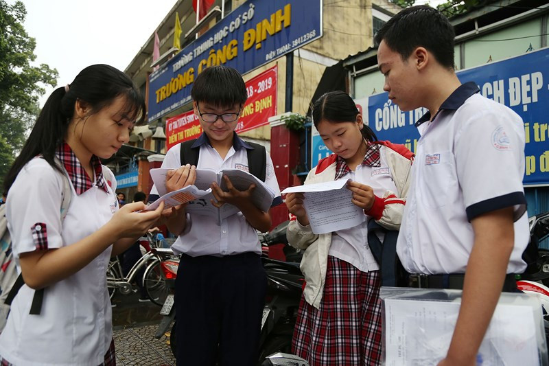 Các em tranh thủ ôn bài cùng nhau tại điểm thi THCS Trương Công Định, quận Bình Thạnh.