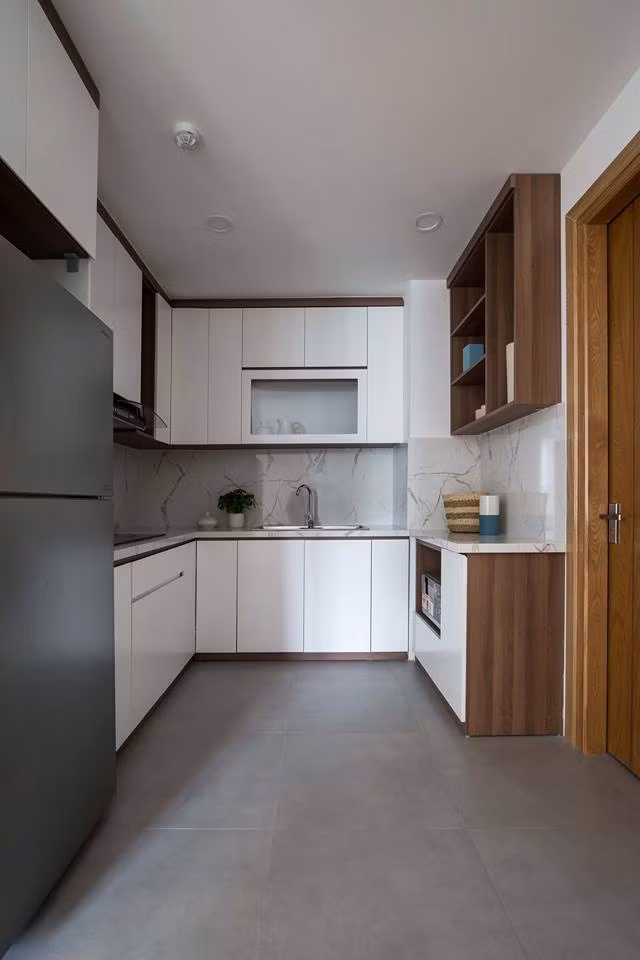 Tủ bếp chữ U kịch trần cho khả năng chứa các dụng cụ nhà bếp rộng lớn hơn. Nhờ đó mà dù không gian eo hẹp nhưng căn bếp vẫn đủ chỗ cho tất cả đồ gia dụng.