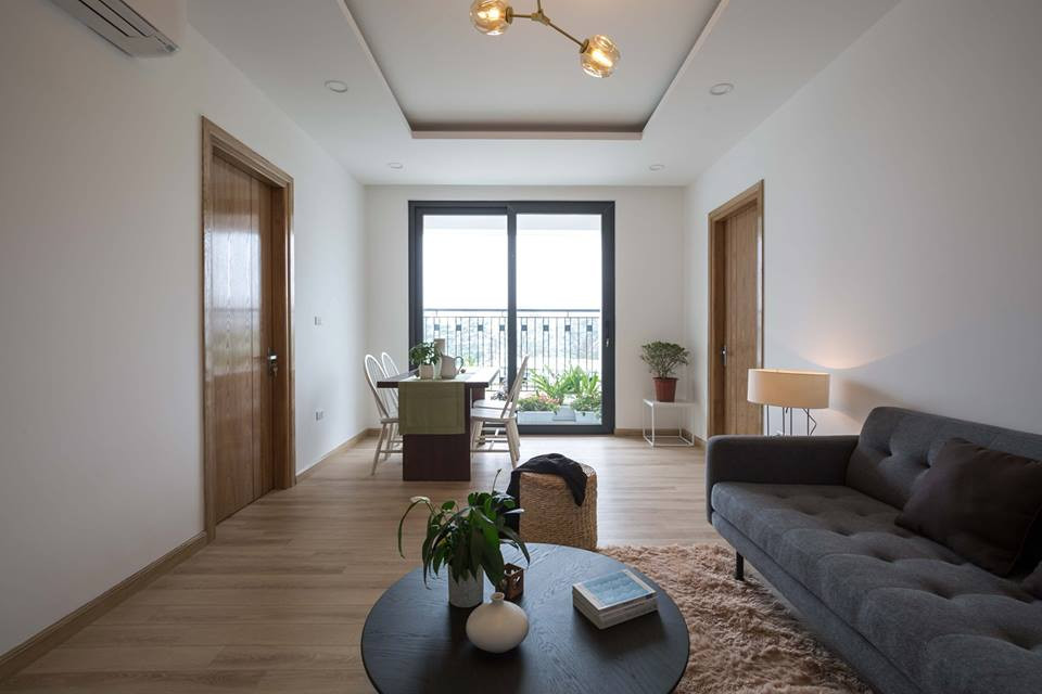 Điểm nhấn là đèn trang trí treo trên trần phòng khách.