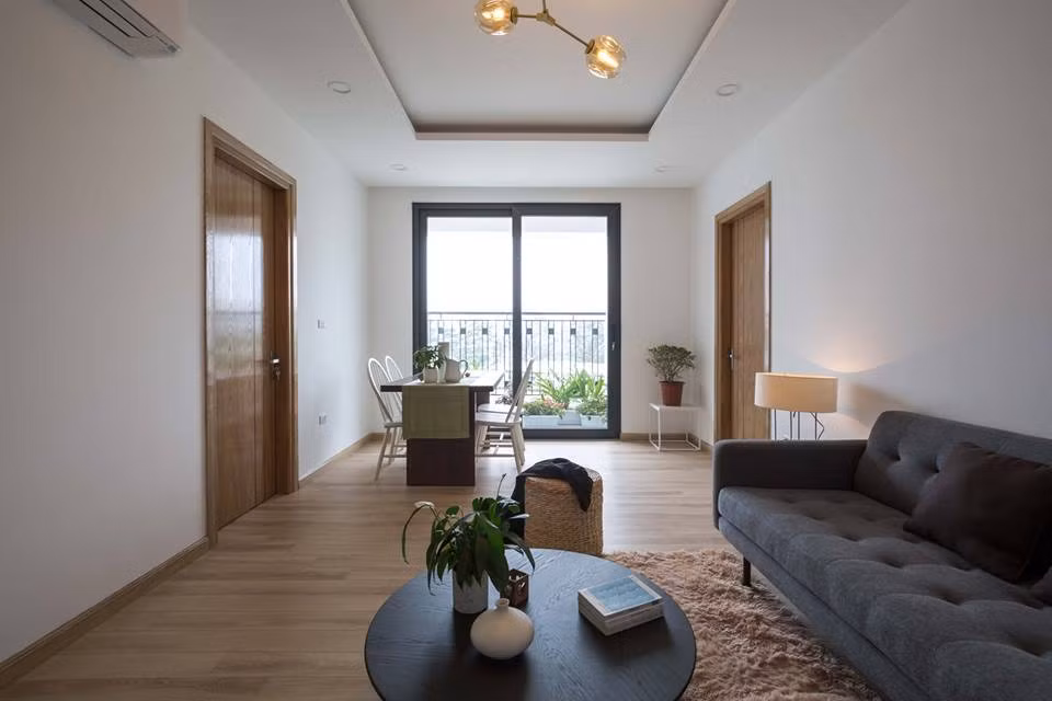 Điểm nhấn là đèn trang trí treo trên trần phòng khách.