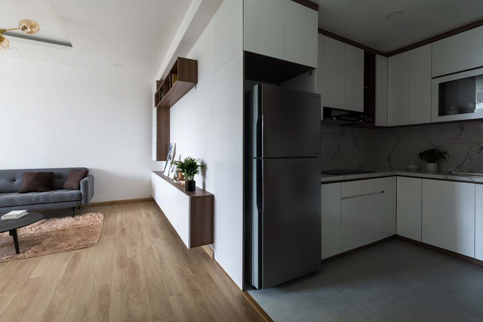 Phòng bếp được thiết kế ở góc giúp tiết kiệm diện tích tối đa cho căn hộ chung cư.