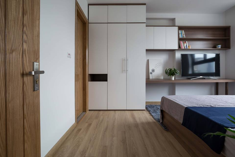 Để gia tăng diện tích lưu trữ quần áo, hệ tủ kịch trần được sử dụng.