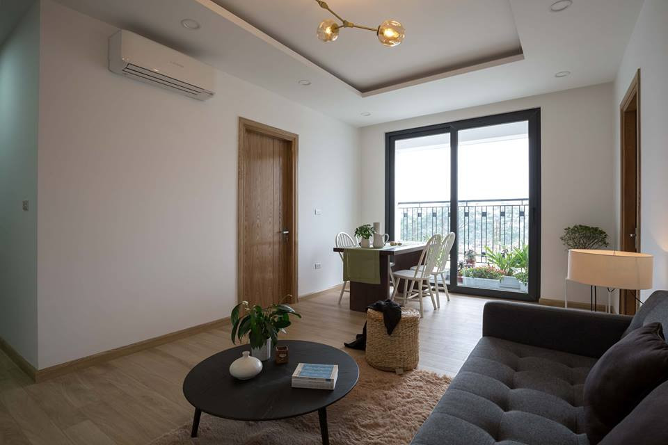 Bàn ăn đặt cạnh phòng khách và hướng ra phía ban công sáng sủa.