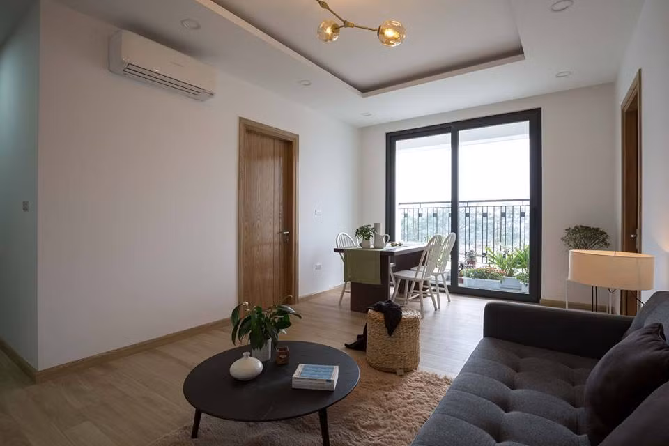 Bàn ăn đặt cạnh phòng khách và hướng ra phía ban công sáng sủa.