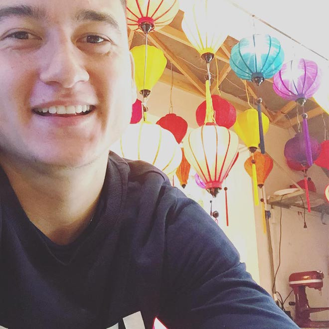 Trước đó, thủ môn Lâm Tây từng nhiều lần đăng tải clip khoe giọng hát. Anh chàng cho thấy, rời khỏi sân cỏ mình cũng có cuộc sống đời thường phong phú và sôi động như bao chàng trai trẻ khác.