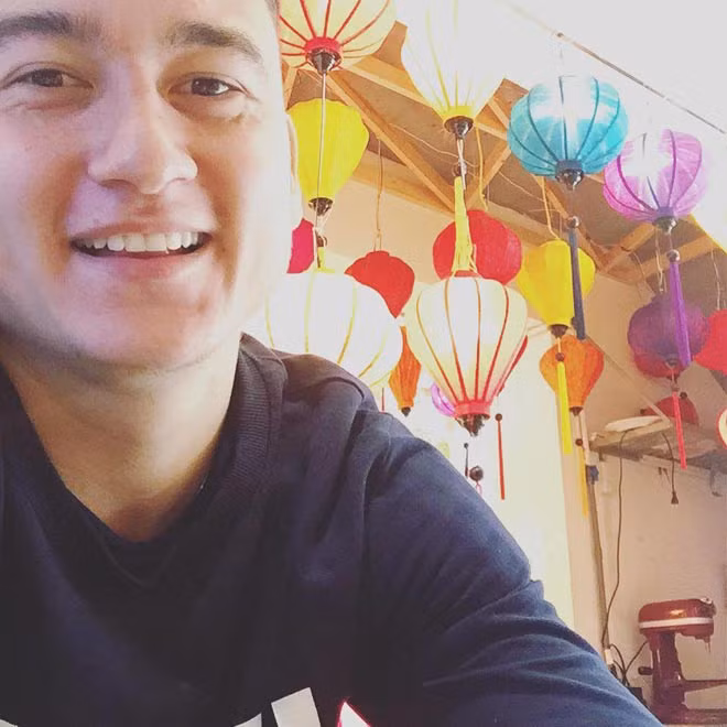 Trước đó, thủ môn Lâm Tây từng nhiều lần đăng tải clip khoe giọng hát. Anh chàng cho thấy, rời khỏi sân cỏ mình cũng có cuộc sống đời thường phong phú và sôi động như bao chàng trai trẻ khác.